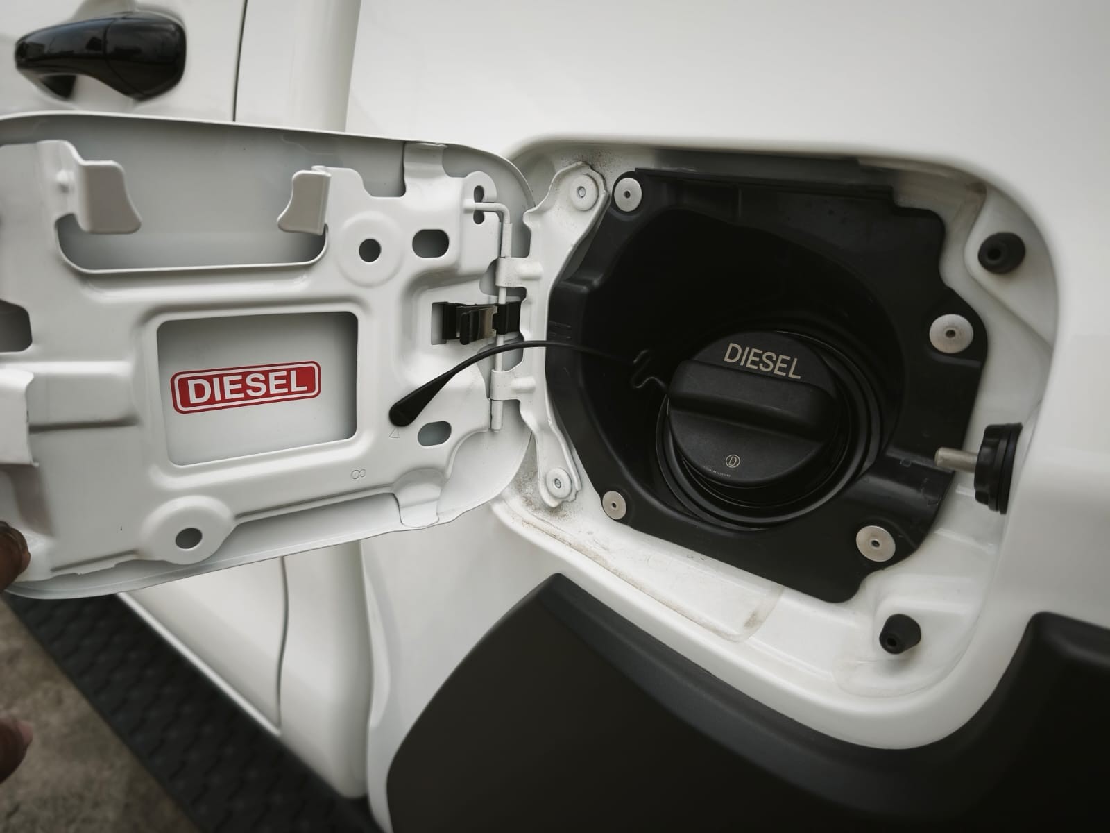 2026 TOYOTA HILUX DOUBLE CAB E 2.8 4WD Manual Transmission White image 29