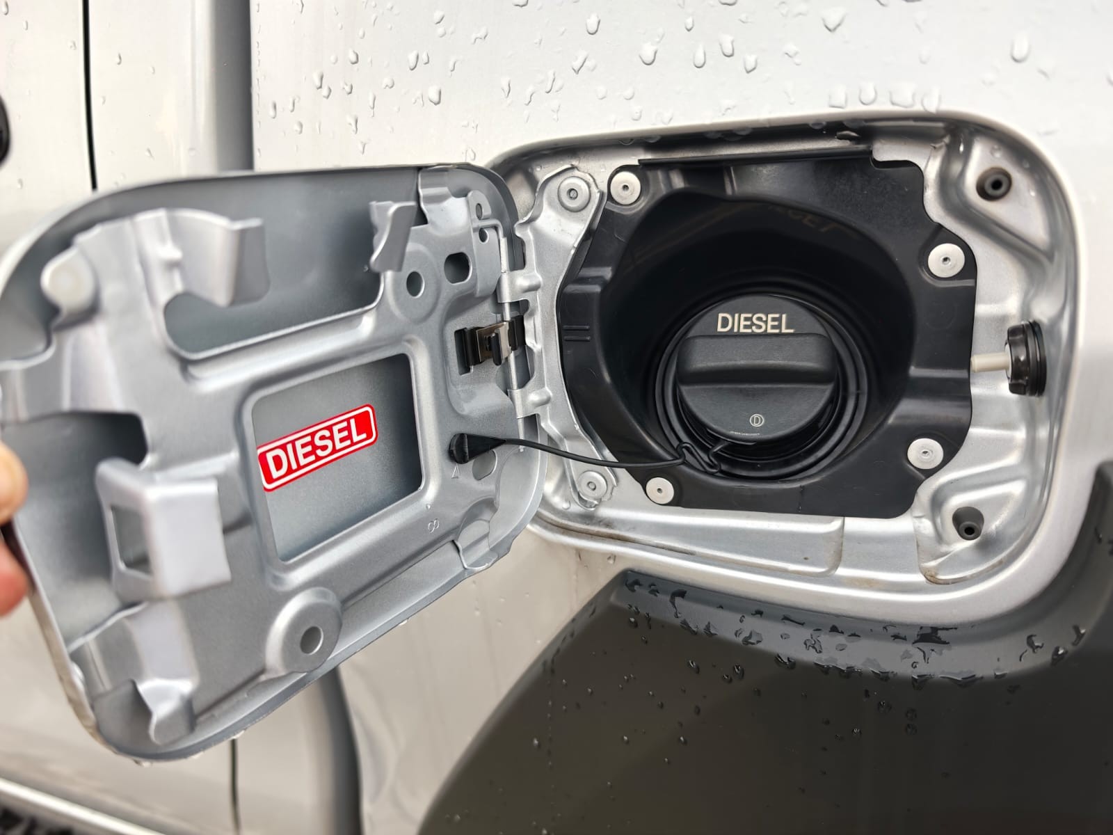 2026 TOYOTA HILUX DOUBLE CAB E 2.8 4WD Manual Transmission Silver image 41