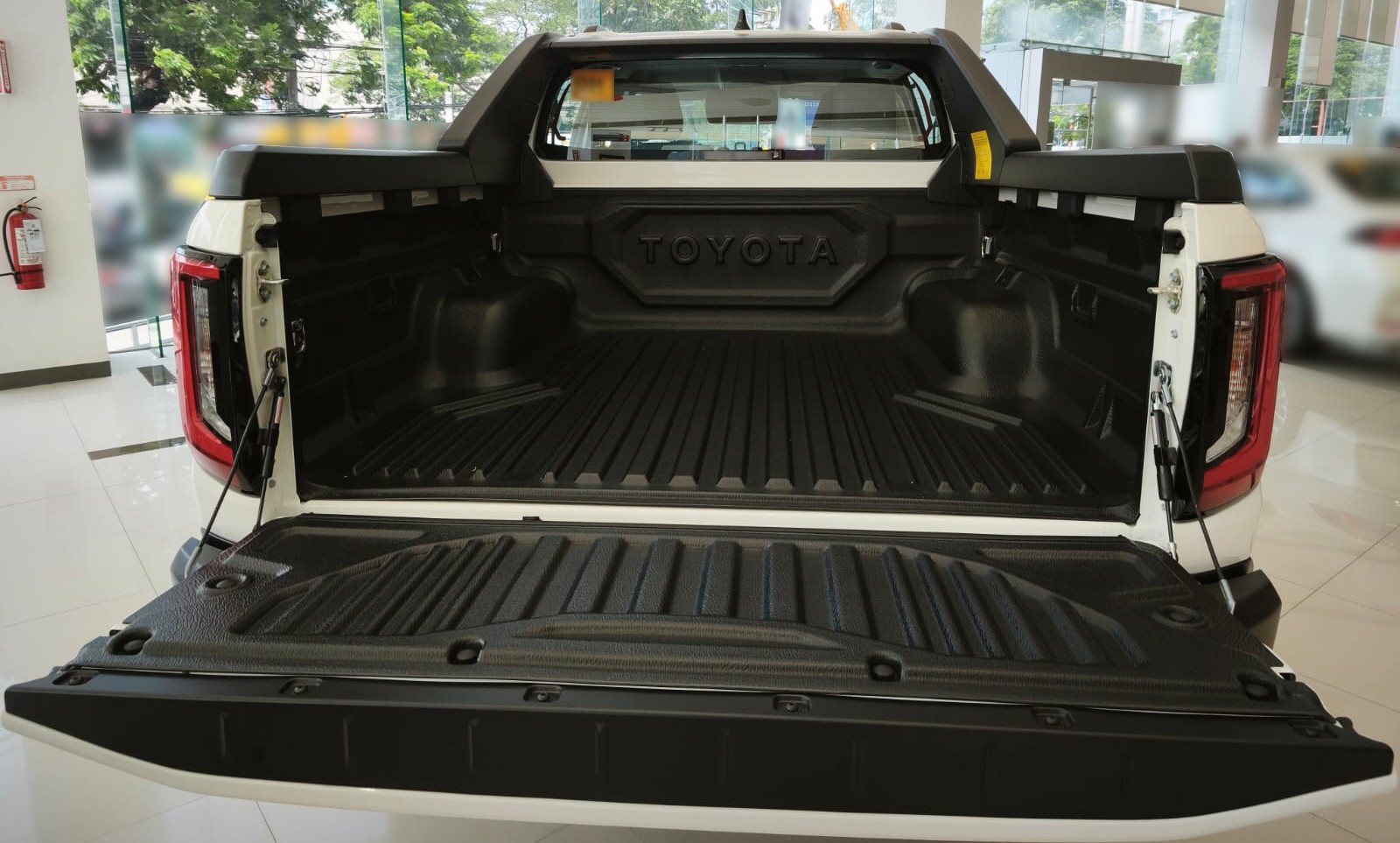2026 TOYOTA HILUX DOUBLE CAB CONQUEST 2.8 2WD AT White image 25