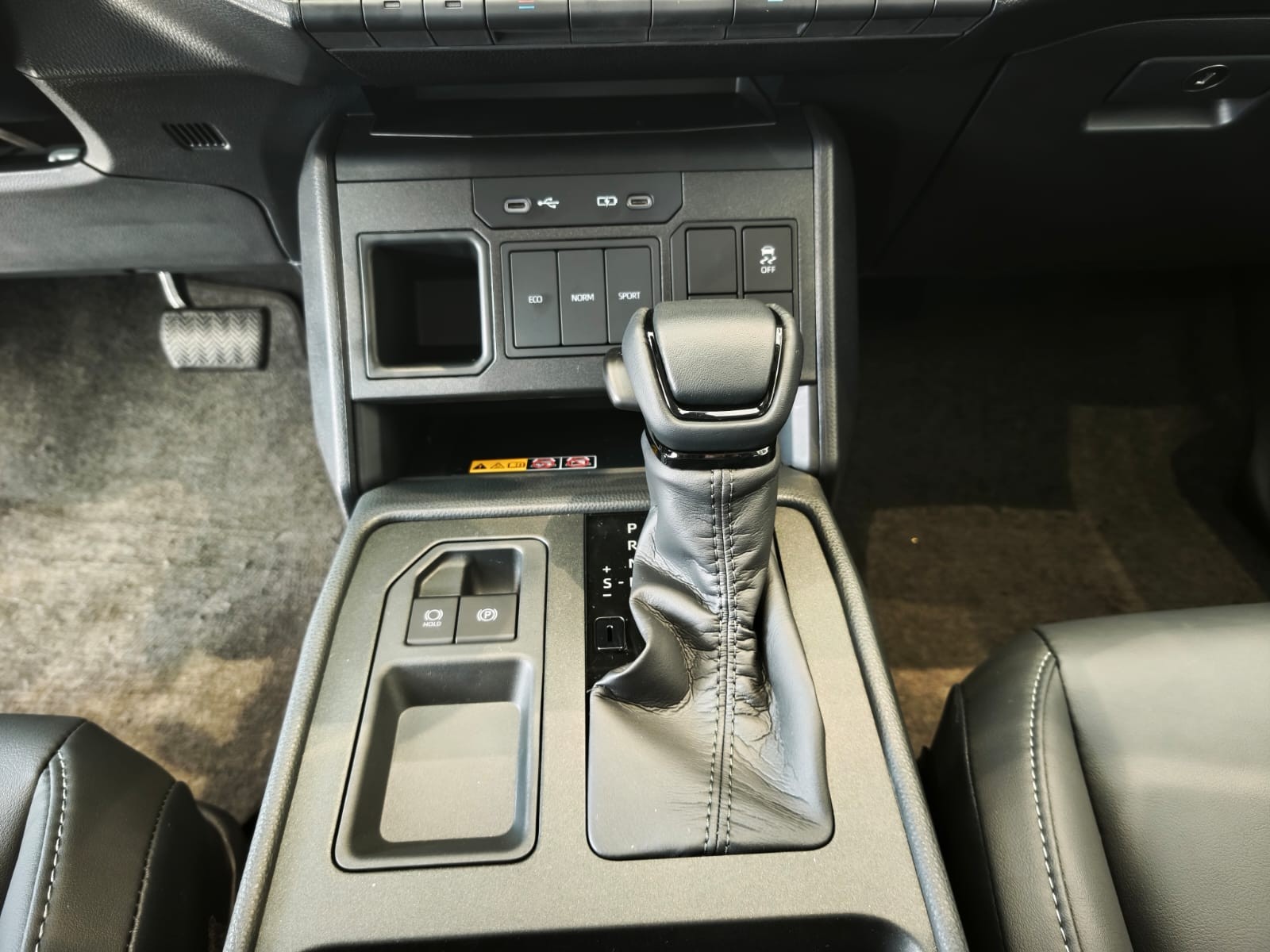2026 TOYOTA HILUX DOUBLE CAB CONQUEST 2.8 2WD AT White image 36