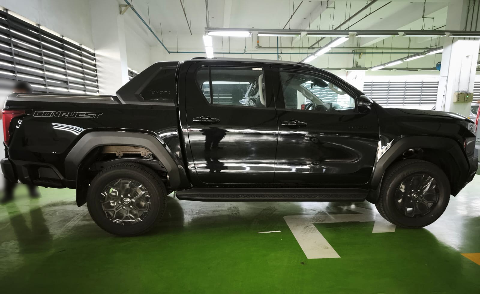 2026 TOYOTA HILUX DOUBLE CAB CONQUEST 2.8 4WD AT Black image 7