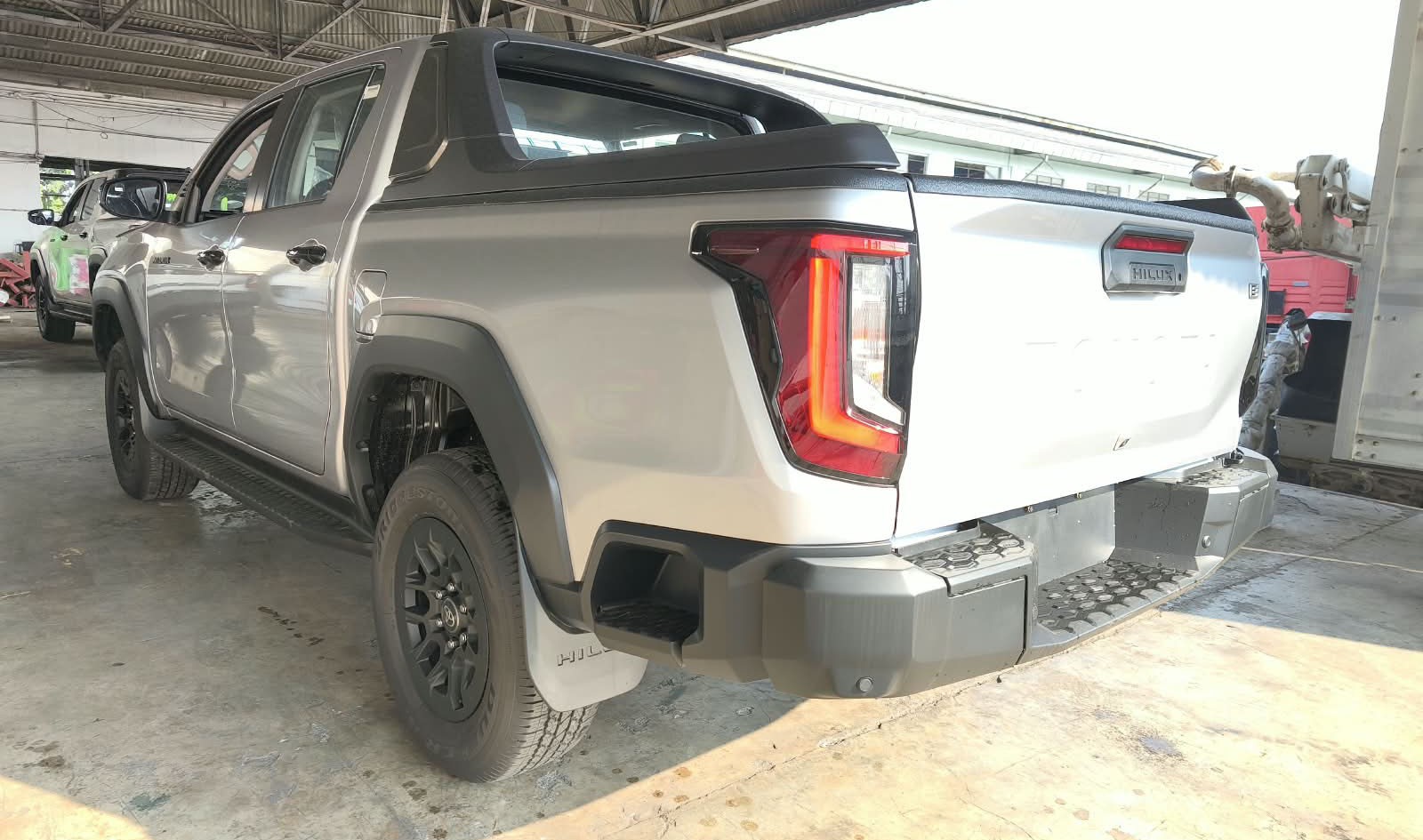 2026 TOYOTA HILUX DOUBLE CAB E 2.8 4WD MT Silver image 3