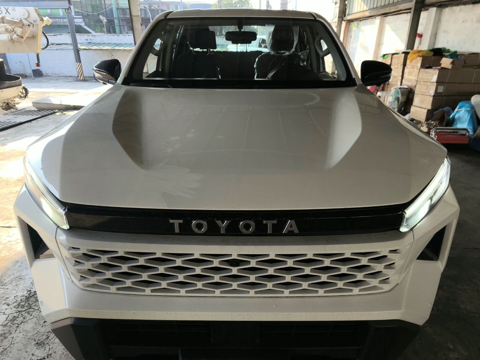 2026 TOYOTA HILUX DOUBLE CAB E 2.8 4WD MT White image 9