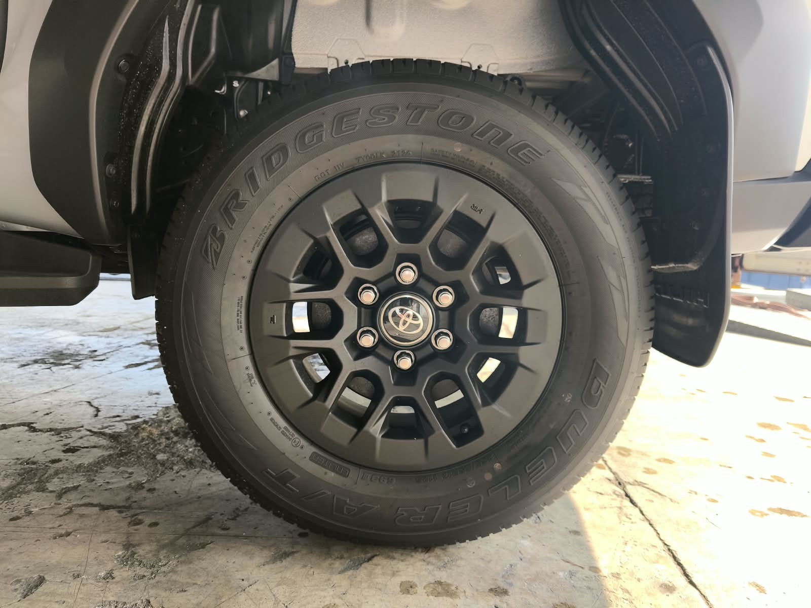 2026 TOYOTA HILUX DOUBLE CAB E 2.8 4WD MT Silver image 11