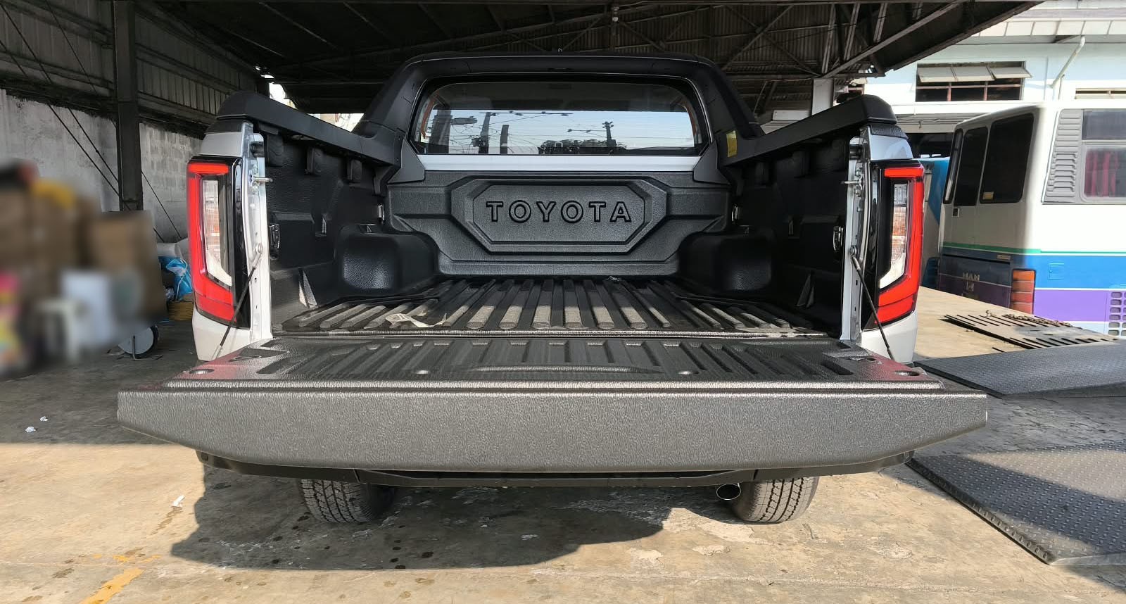 2026 TOYOTA HILUX DOUBLE CAB E 2.8 4WD MT Silver image 18