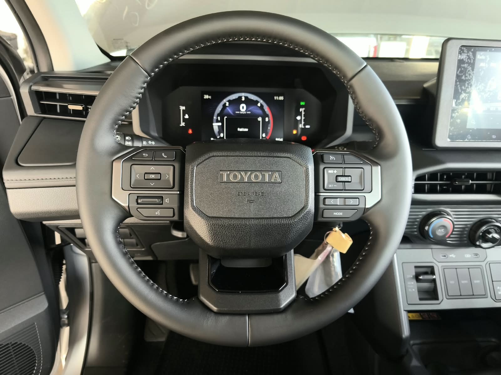 2026 TOYOTA HILUX DOUBLE CAB E 2.8 4WD MT Silver image 22