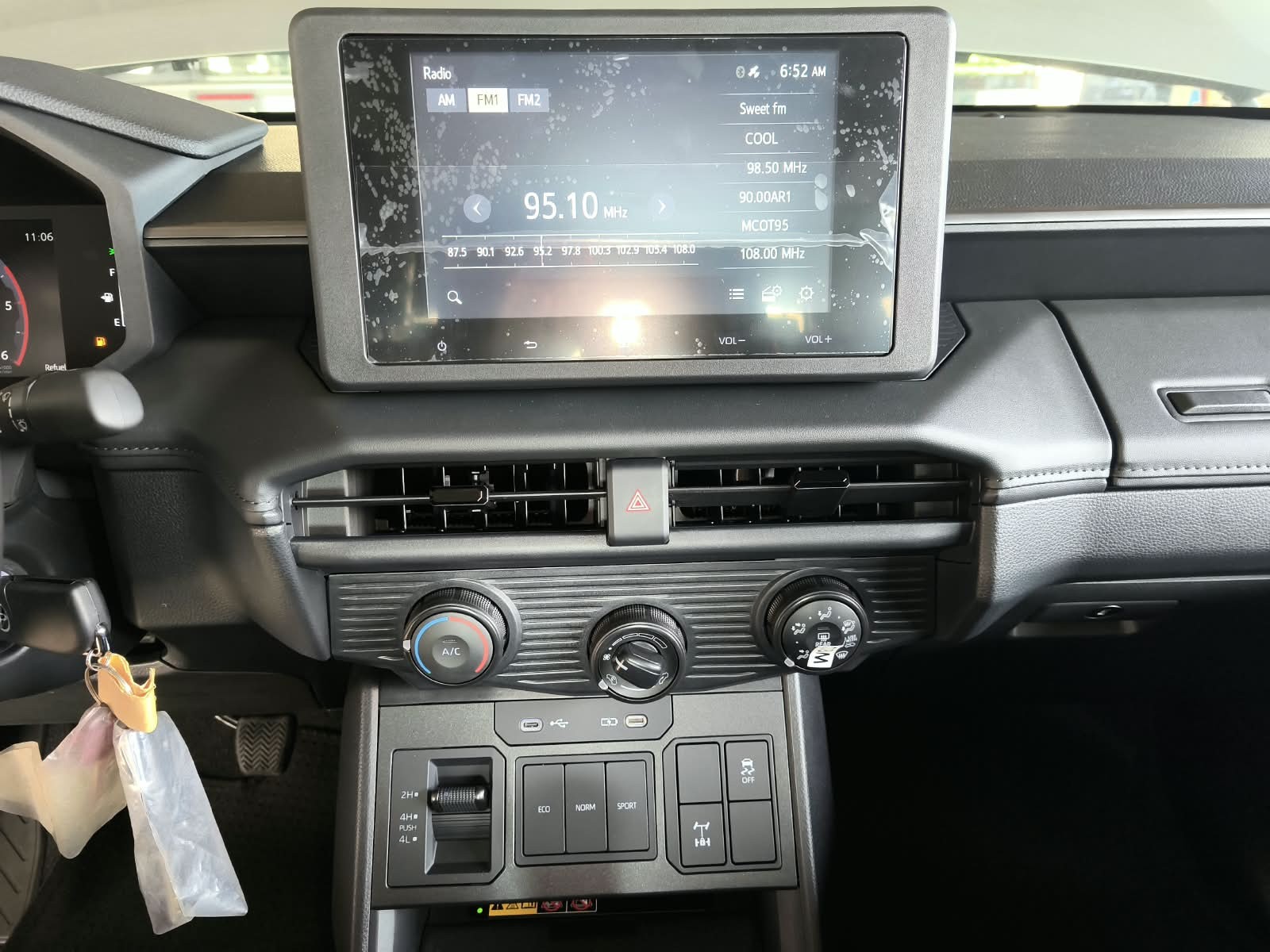 2026 TOYOTA HILUX DOUBLE CAB E 2.8 4WD MT Silver image 24