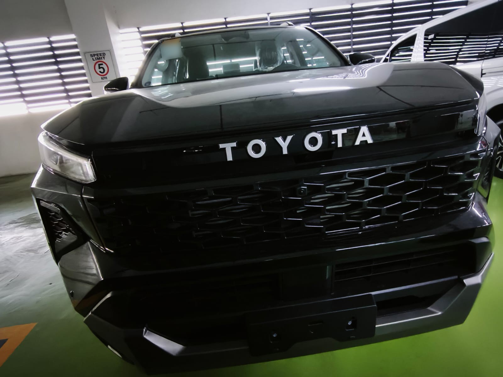 2026 TOYOTA HILUX DOUBLE CAB CONQUEST 2.8 4WD AT Black image 9