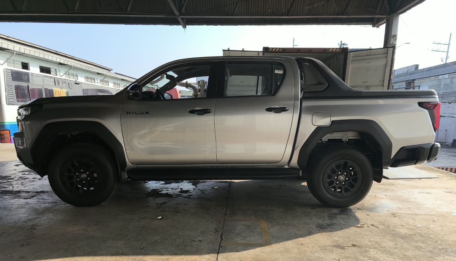 2026 TOYOTA HILUX DOUBLE CAB E 2.8 4WD Manual Transmission Silver image 2