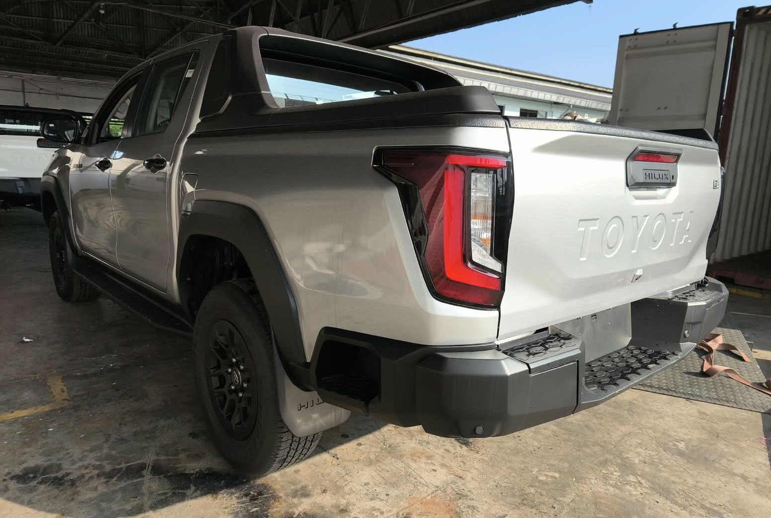 2026 TOYOTA HILUX DOUBLE CAB E 2.8 4WD Manual Transmission Silver image 3