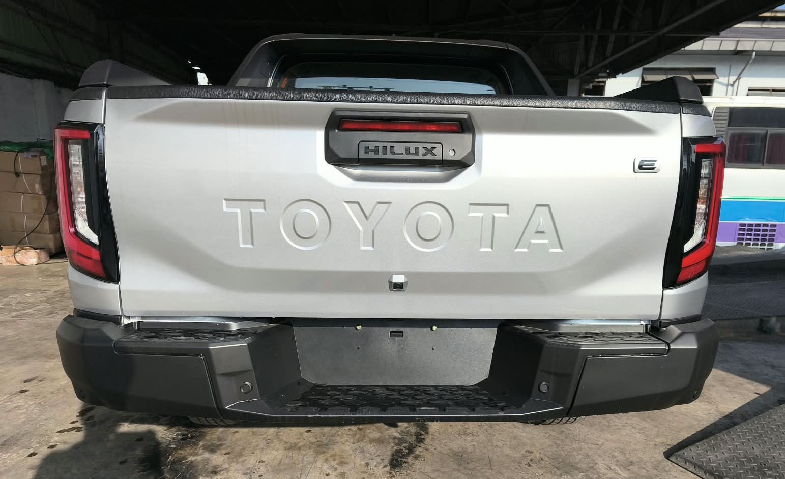 2026 TOYOTA HILUX DOUBLE CAB E 2.8 4WD Manual Transmission Silver image 4