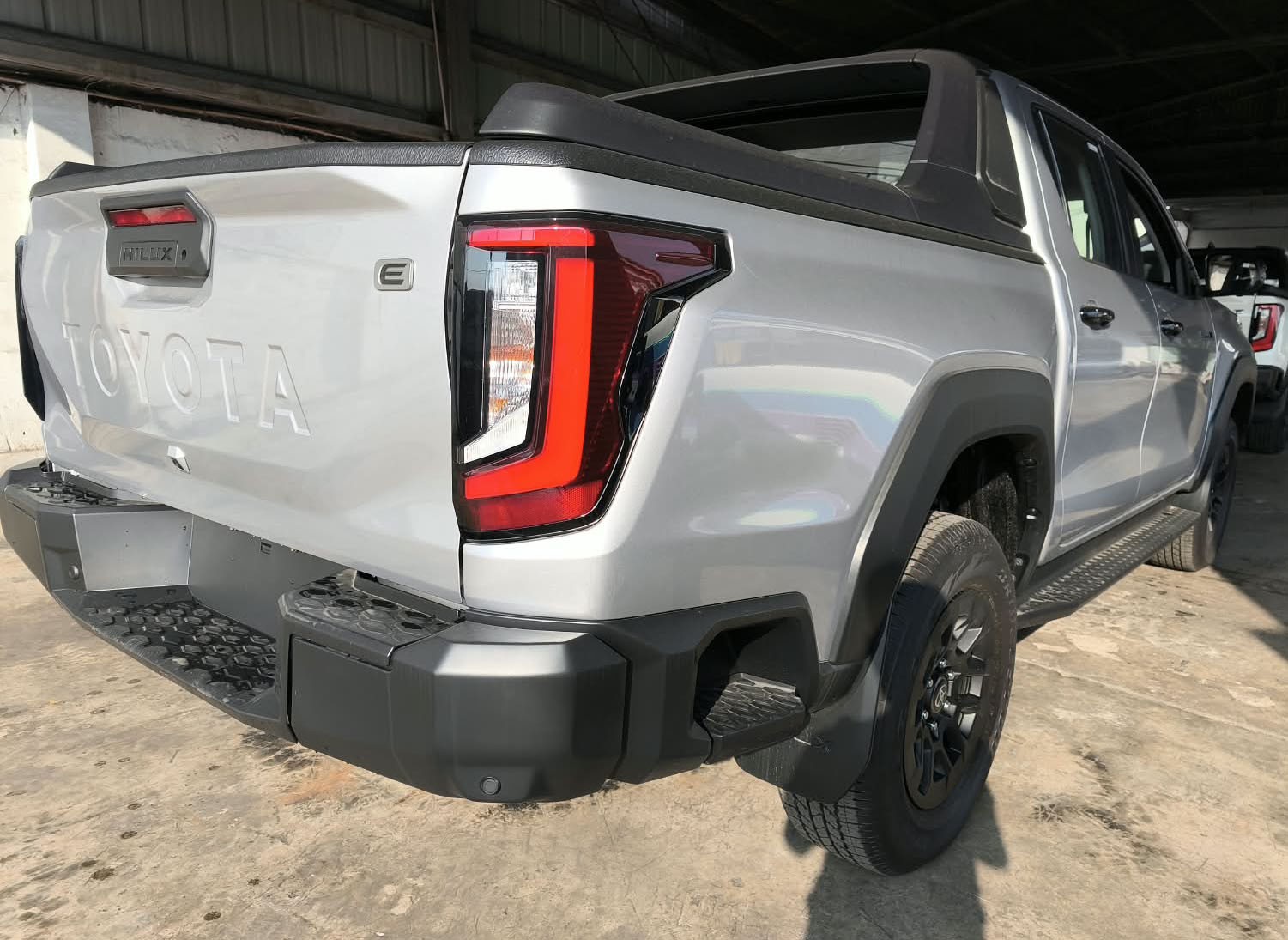 2026 TOYOTA HILUX DOUBLE CAB E 2.8 4WD Manual Transmission Silver image 5