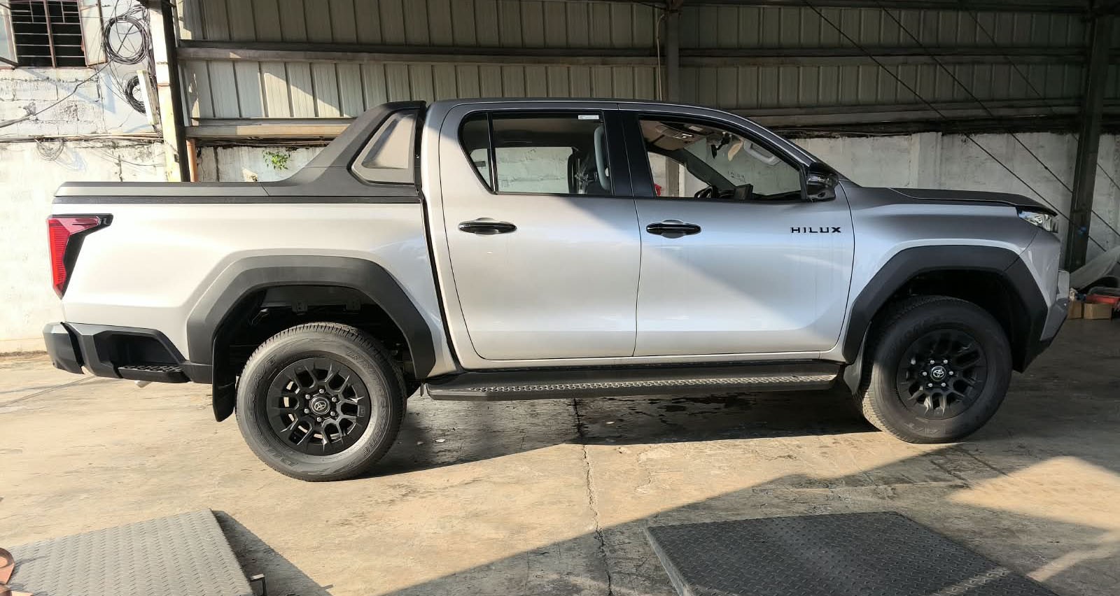 2026 TOYOTA HILUX DOUBLE CAB E 2.8 4WD Manual Transmission Silver image 6