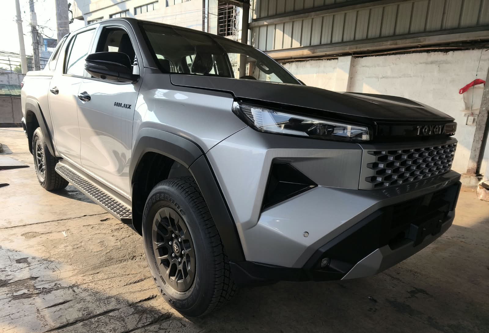 2026 TOYOTA HILUX DOUBLE CAB E 2.8 4WD Manual Transmission Silver image 7