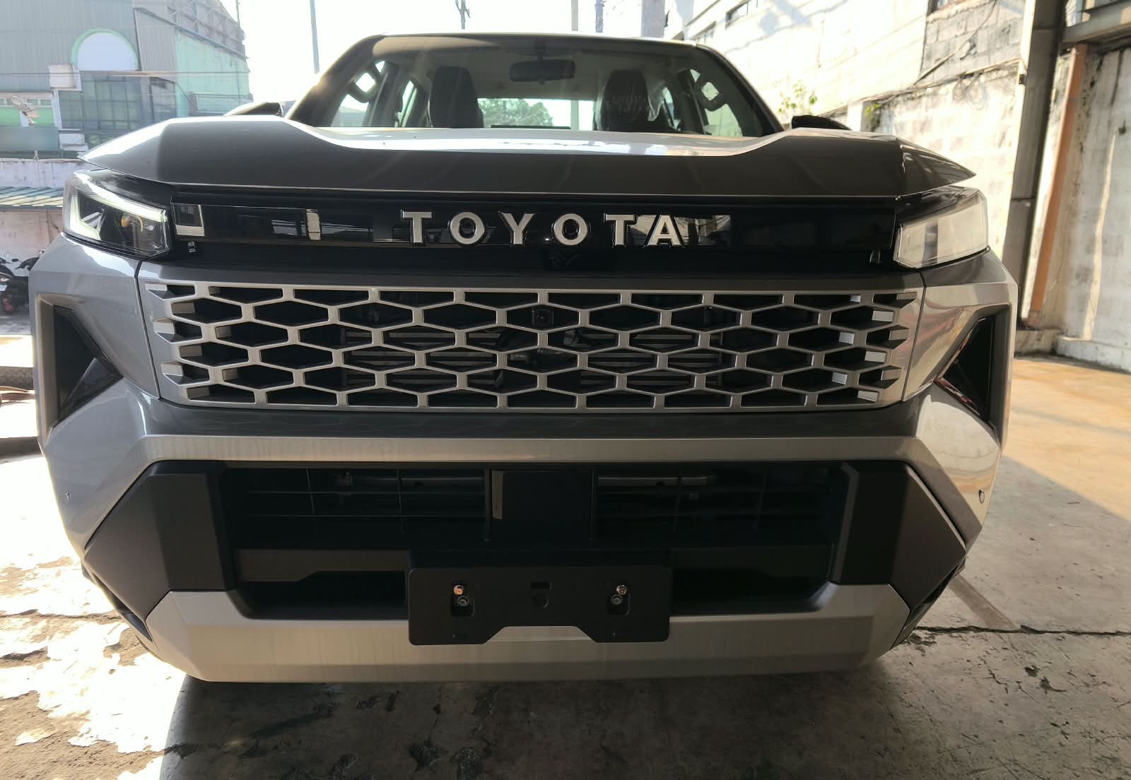 2026 TOYOTA HILUX DOUBLE CAB E 2.8 4WD Manual Transmission Silver image 8