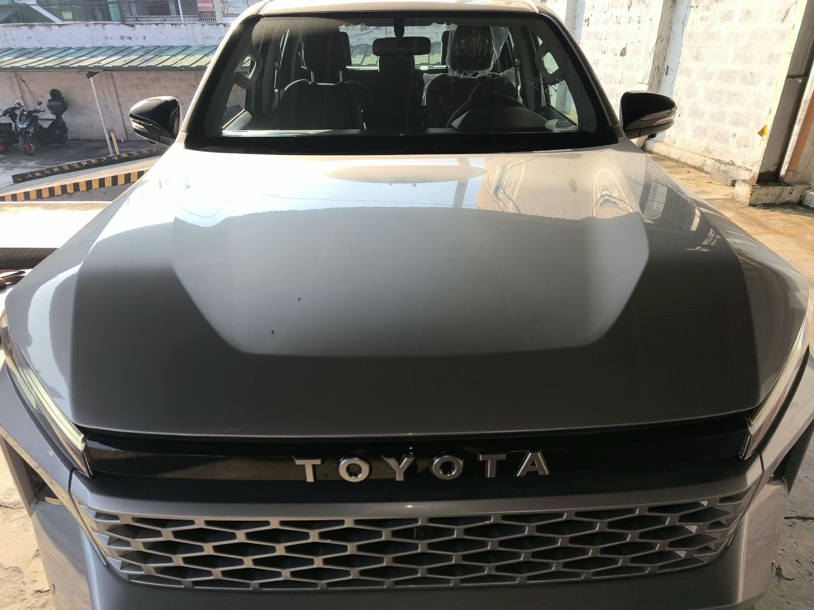 2026 TOYOTA HILUX DOUBLE CAB E 2.8 4WD Manual Transmission Silver image 9