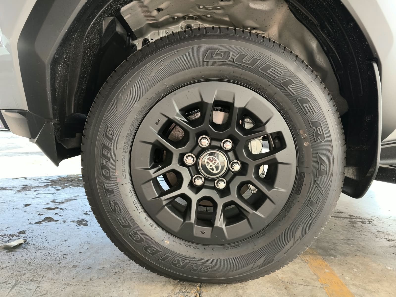 2026 TOYOTA HILUX DOUBLE CAB E 2.8 4WD Manual Transmission Silver image 10