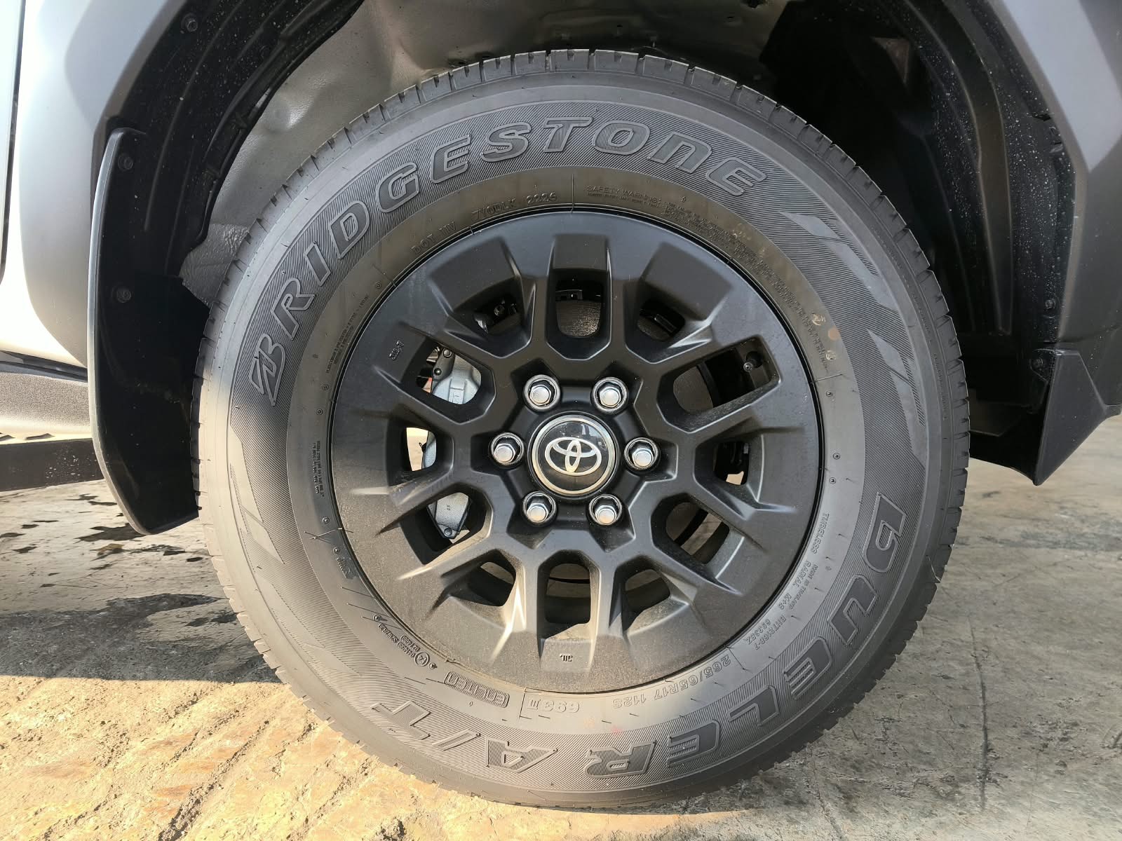 2026 TOYOTA HILUX DOUBLE CAB E 2.8 4WD Manual Transmission Silver image 11