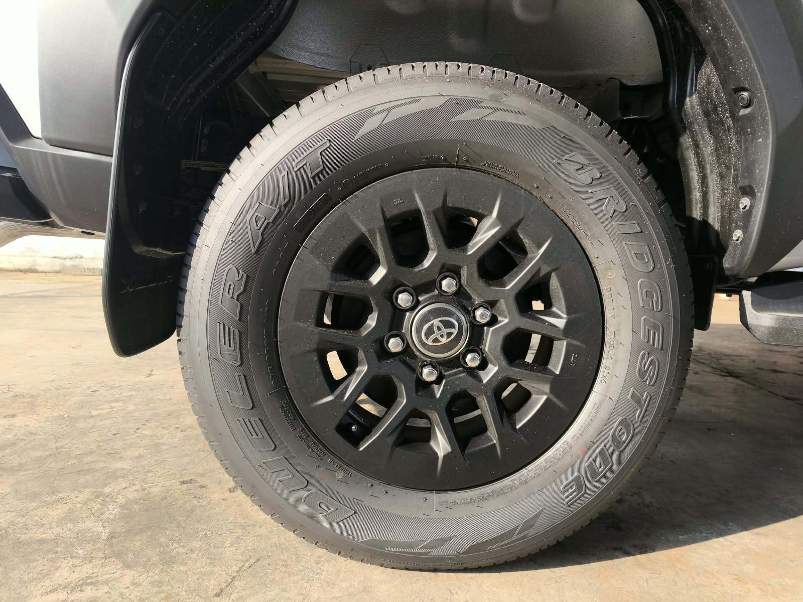 2026 TOYOTA HILUX DOUBLE CAB E 2.8 4WD Manual Transmission Silver image 12