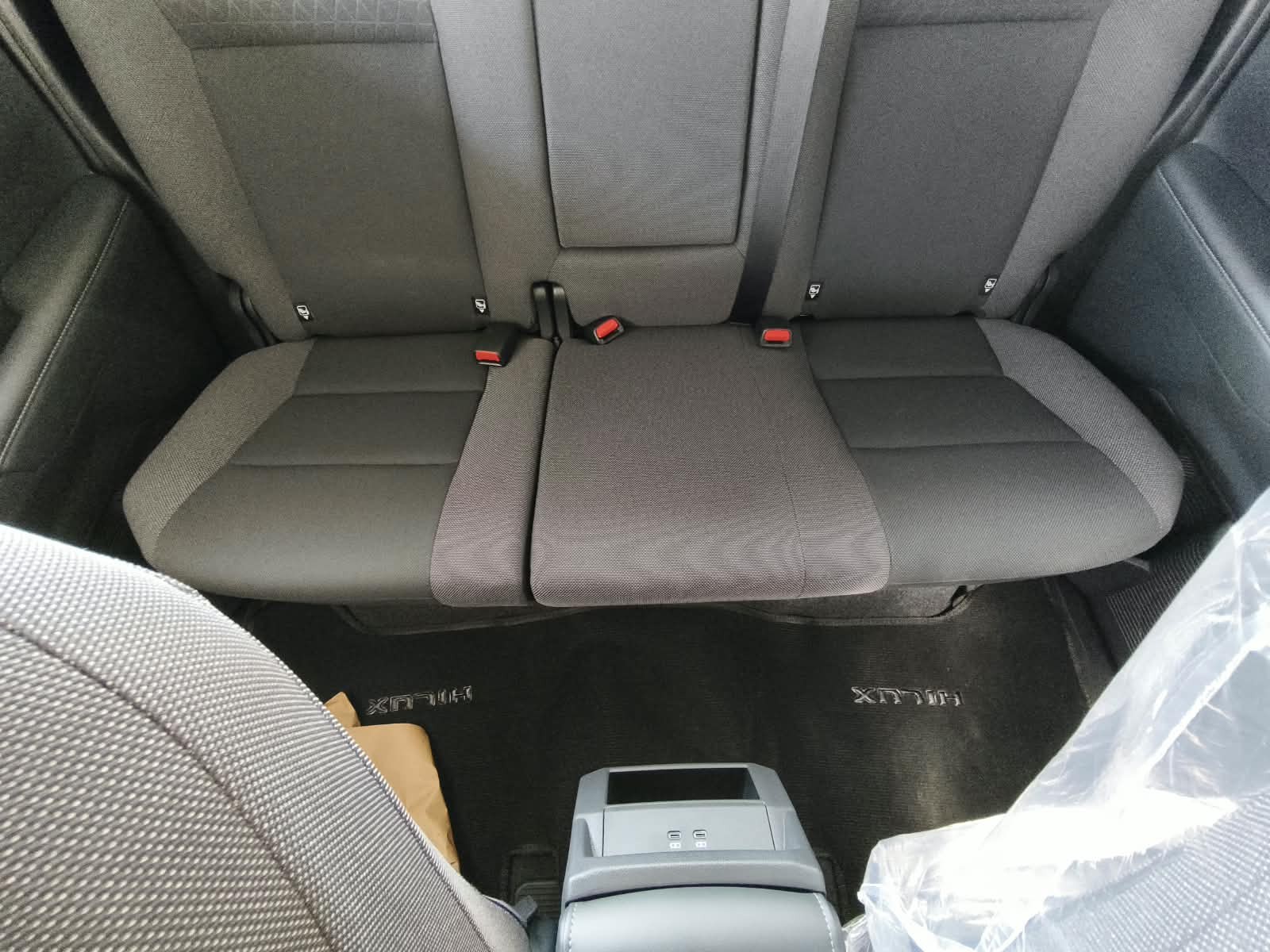 2026 TOYOTA HILUX DOUBLE CAB E 2.8 4WD Manual Transmission Silver image 15