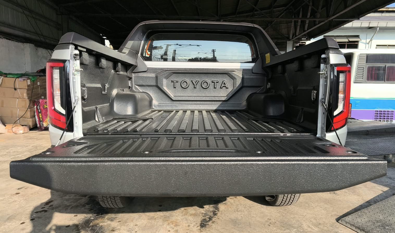 2026 TOYOTA HILUX DOUBLE CAB E 2.8 4WD Manual Transmission Silver image 17