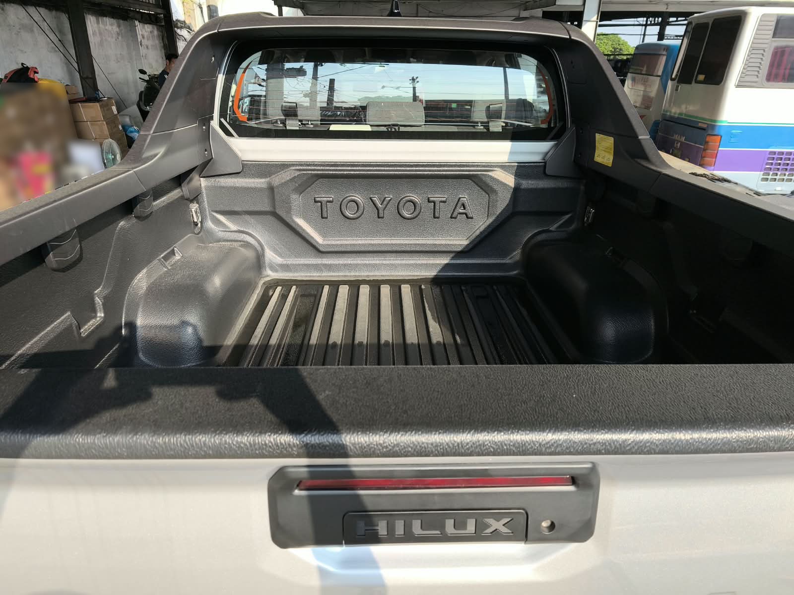 2026 TOYOTA HILUX DOUBLE CAB E 2.8 4WD Manual Transmission Silver image 18