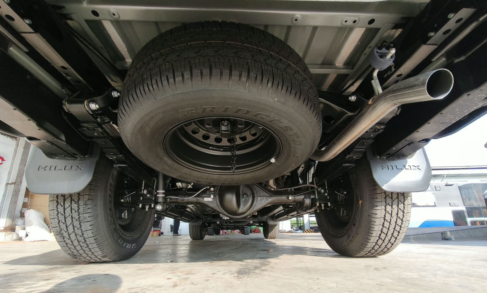 2026 TOYOTA HILUX DOUBLE CAB E 2.8 4WD Manual Transmission Silver image 19