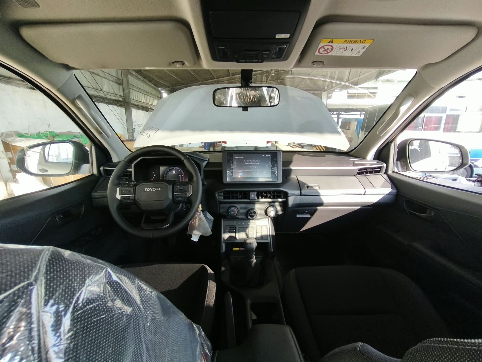 2026 TOYOTA HILUX DOUBLE CAB E 2.8 4WD Manual Transmission Silver image 21