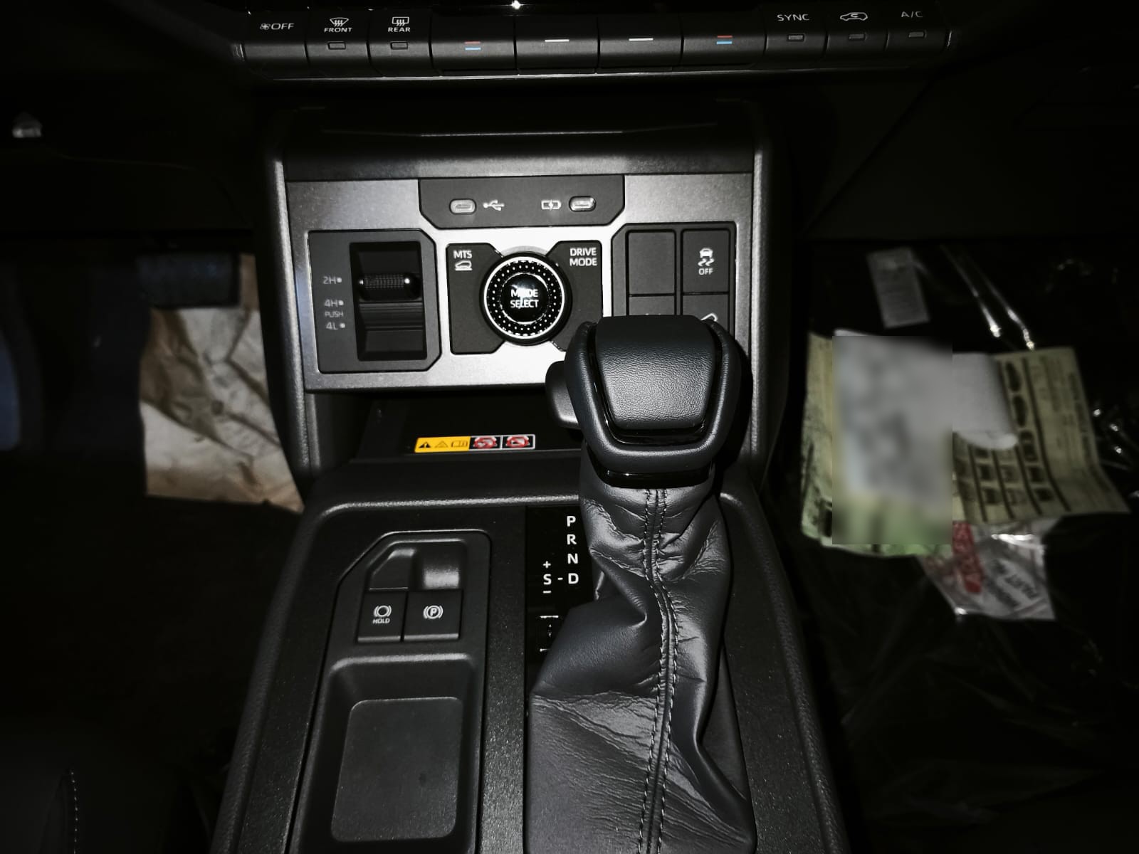 2026 TOYOTA HILUX DOUBLE CAB CONQUEST 2.8 4WD AT Black image 31