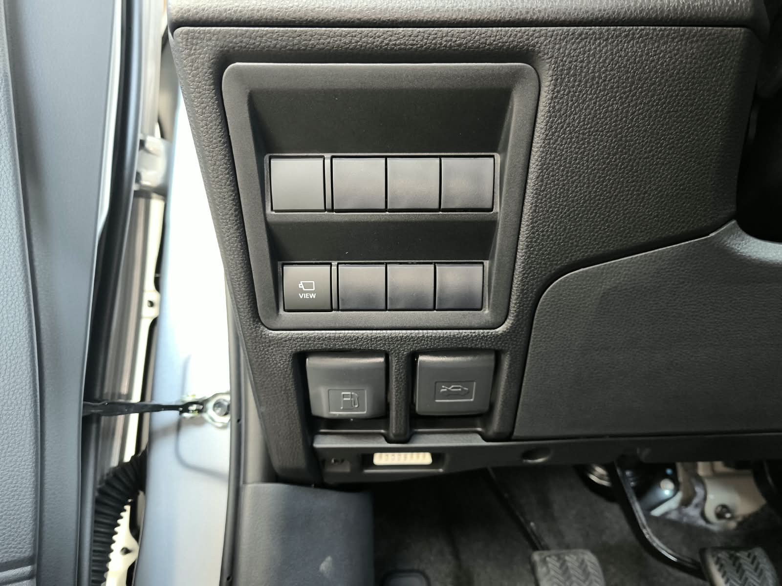 2026 TOYOTA HILUX DOUBLE CAB E 2.8 4WD Manual Transmission Silver image 25