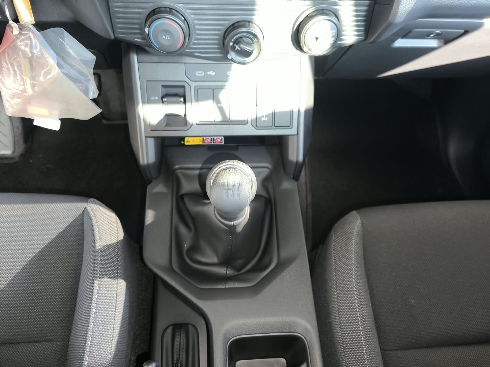 2026 TOYOTA HILUX DOUBLE CAB E 2.8 4WD Manual Transmission Silver image 27