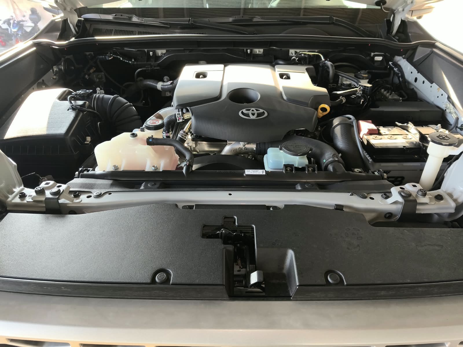 2026 TOYOTA HILUX DOUBLE CAB E 2.8 4WD Manual Transmission Silver image 28