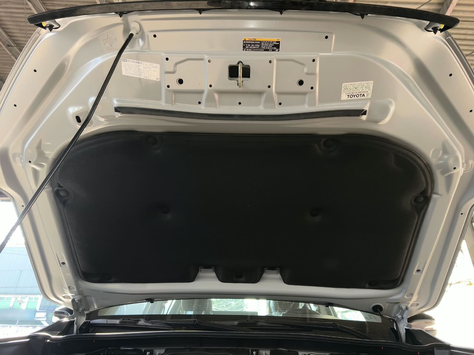 2026 TOYOTA HILUX DOUBLE CAB E 2.8 4WD Manual Transmission Silver image 29