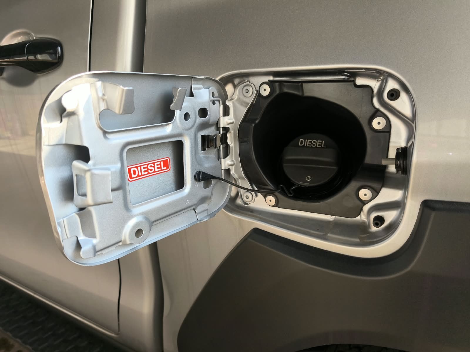 2026 TOYOTA HILUX DOUBLE CAB E 2.8 4WD Manual Transmission Silver image 30