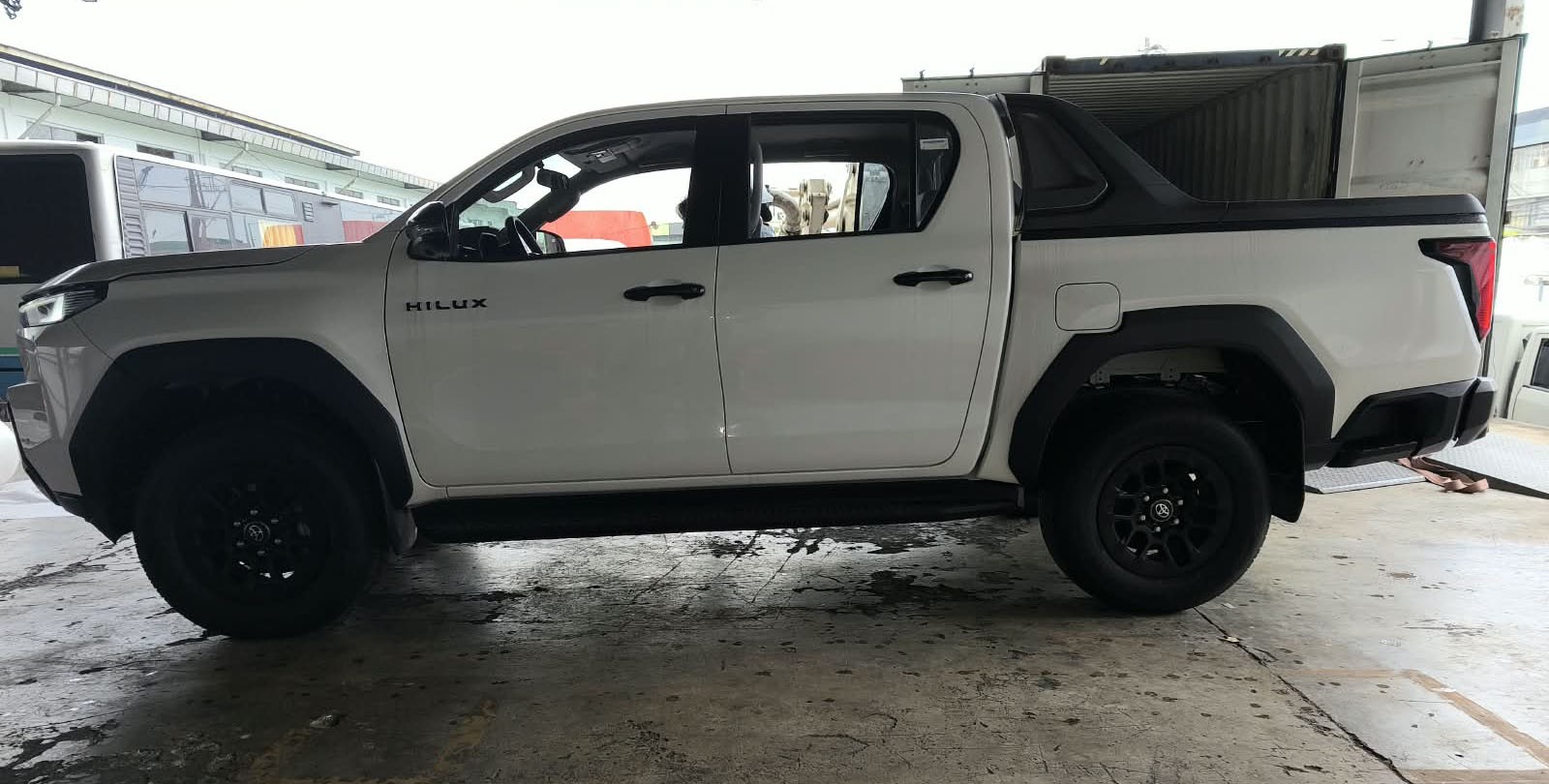 2026 TOYOTA HILUX DOUBLE CAB E 2.8 4WD Manual Transmission White image 2