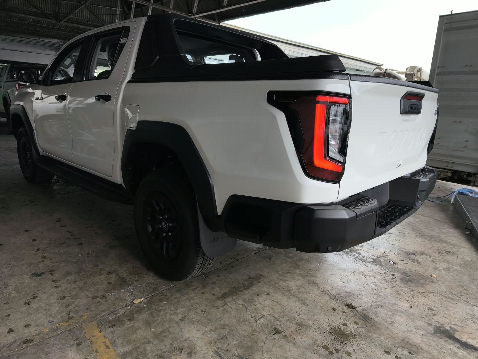 2026 TOYOTA HILUX DOUBLE CAB E 2.8 4WD Manual Transmission White image 3