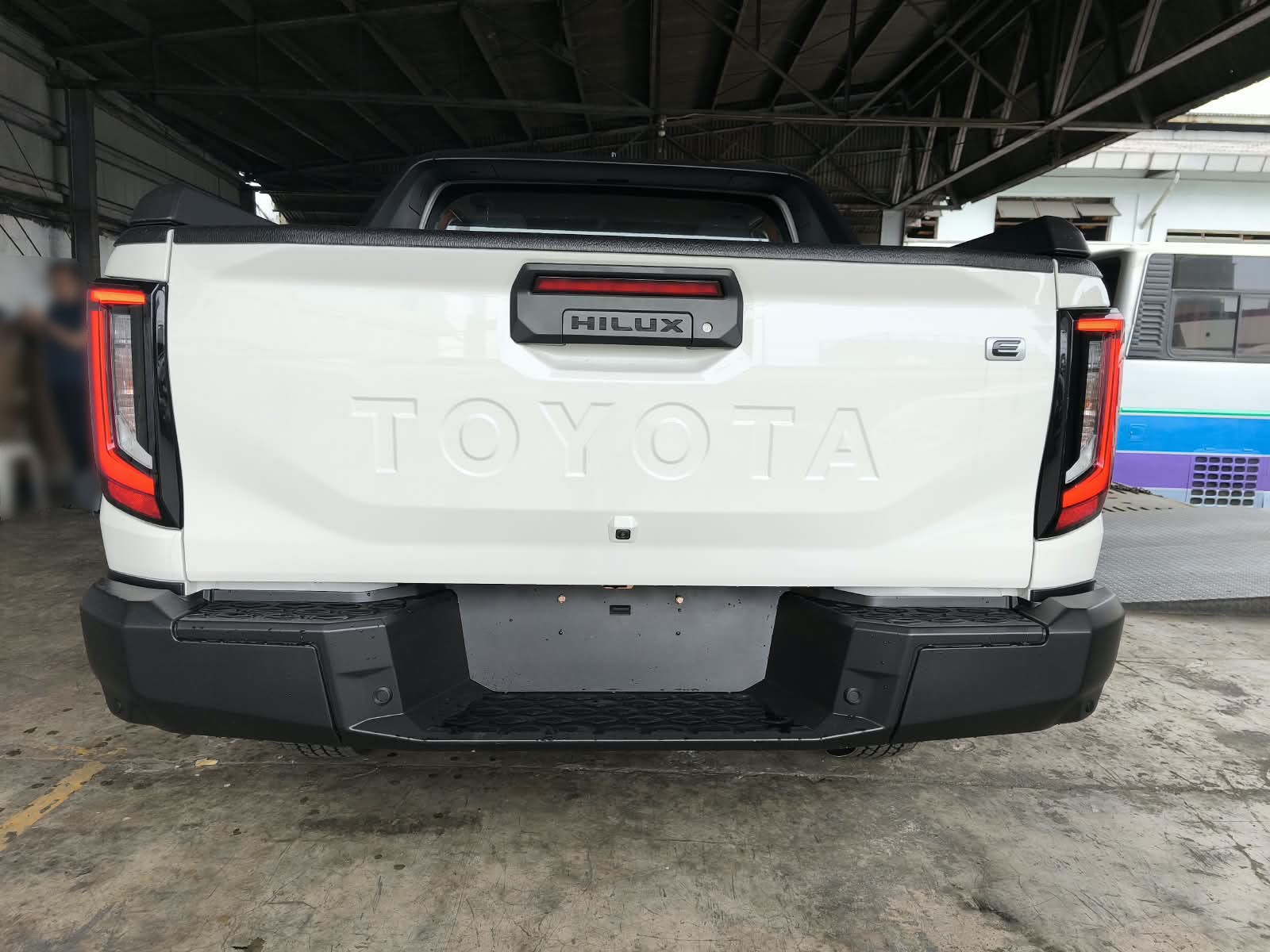 2026 TOYOTA HILUX DOUBLE CAB E 2.8 4WD Manual Transmission White image 4