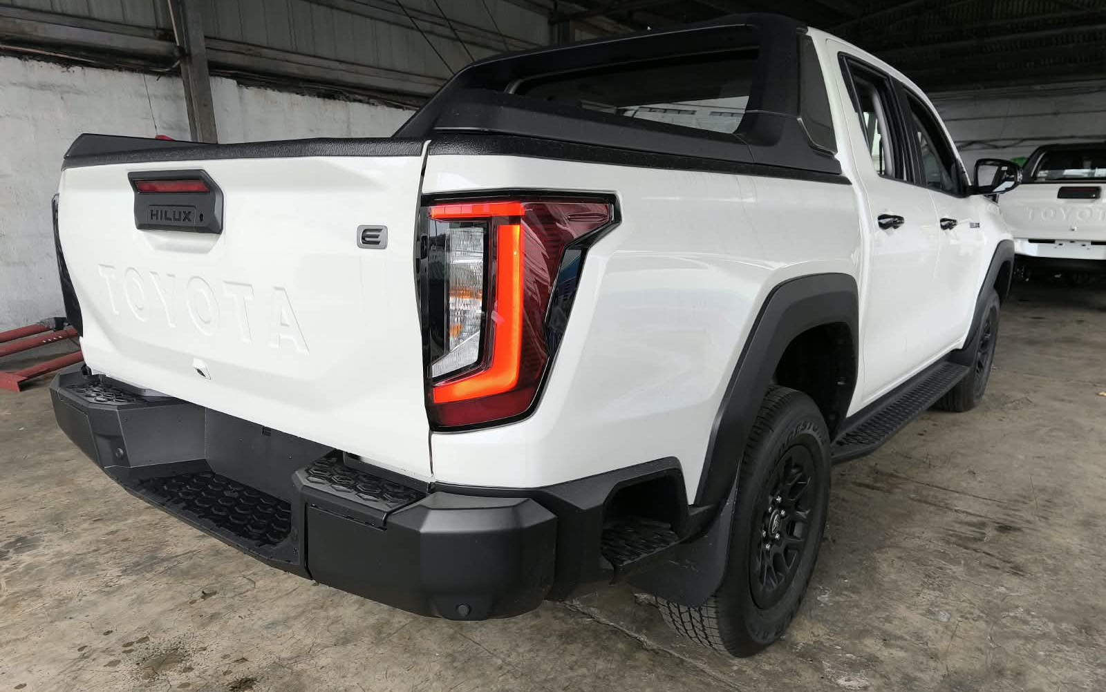 2026 TOYOTA HILUX DOUBLE CAB E 2.8 4WD Manual Transmission White image 5