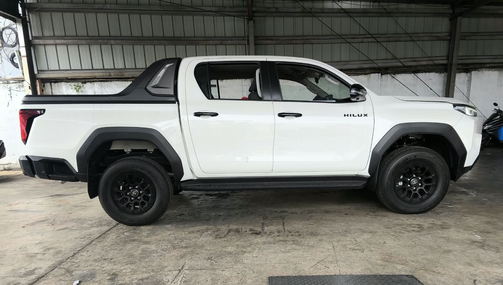 2026 TOYOTA HILUX DOUBLE CAB E 2.8 4WD Manual Transmission White image 6