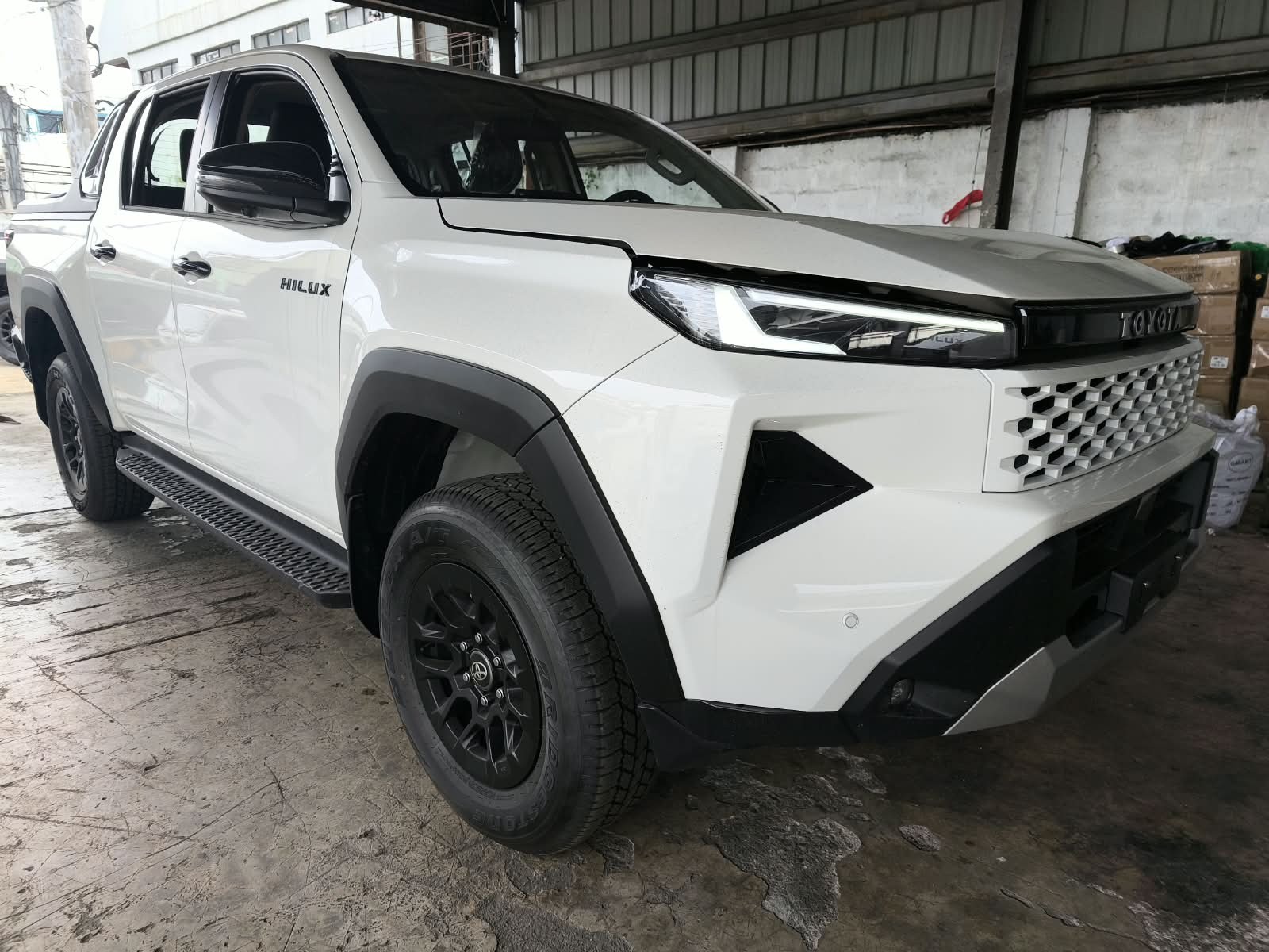 2026 TOYOTA HILUX DOUBLE CAB E 2.8 4WD Manual Transmission White image 7
