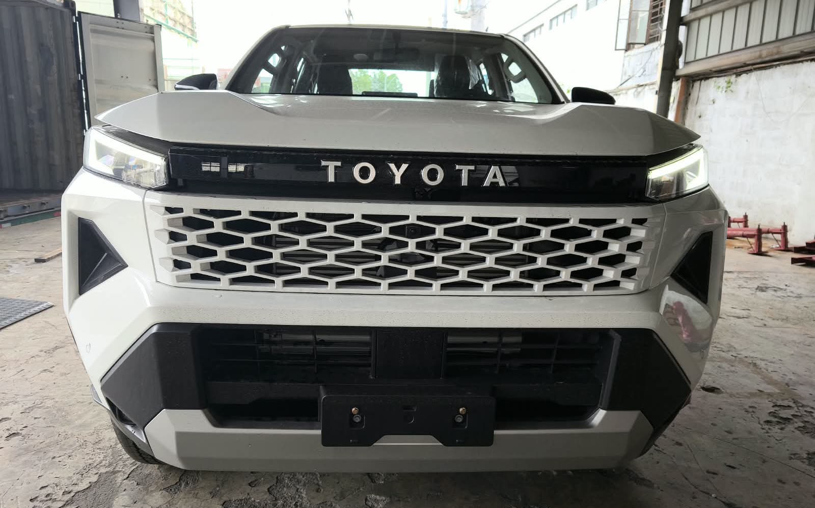 2026 TOYOTA HILUX DOUBLE CAB E 2.8 4WD Manual Transmission White image 8