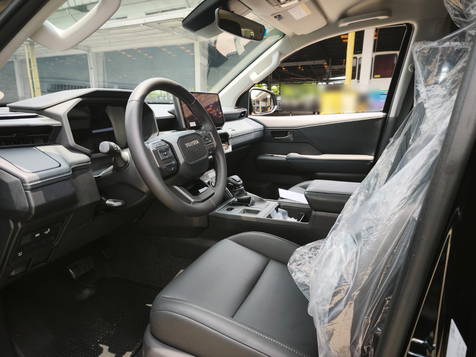 2026 TOYOTA HILUX DOUBLE CAB CONQUEST 2.8 4WD AT Black image 17