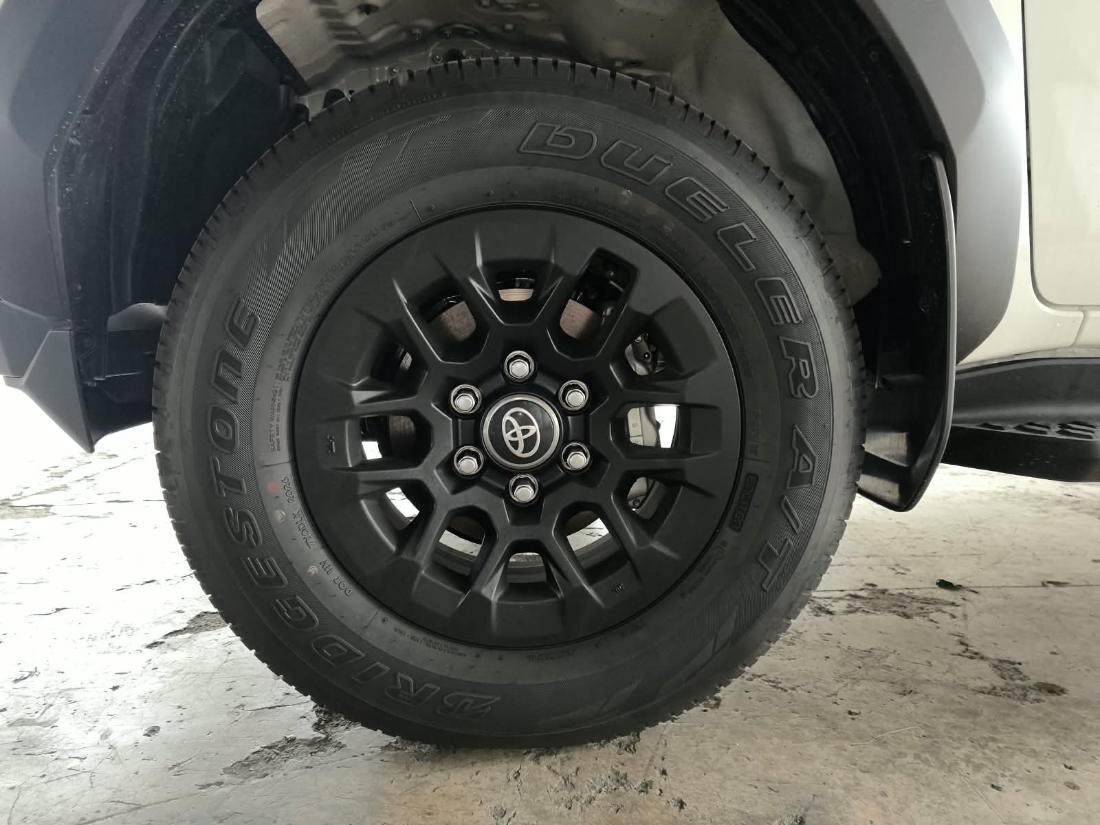2026 TOYOTA HILUX DOUBLE CAB E 2.8 4WD Manual Transmission White image 11