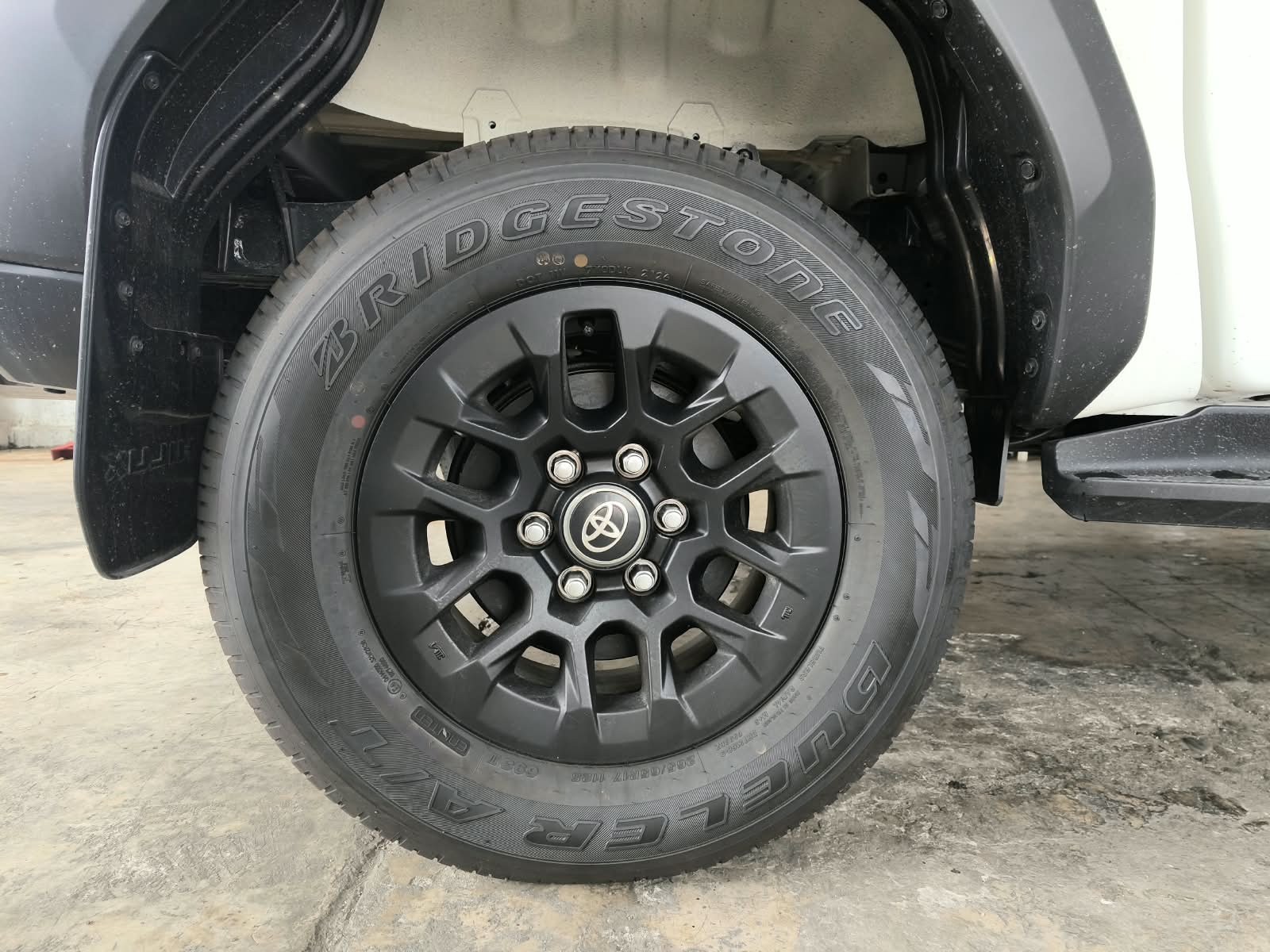2026 TOYOTA HILUX DOUBLE CAB E 2.8 4WD Manual Transmission White image 13