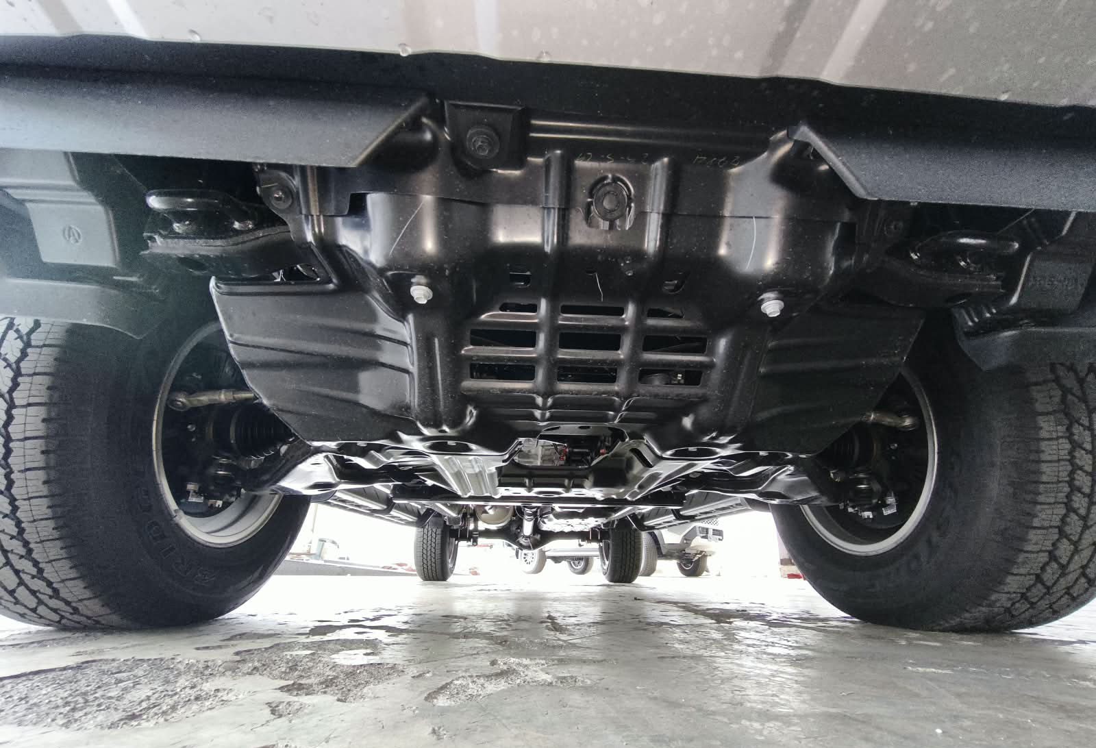 2026 TOYOTA HILUX DOUBLE CAB E 2.8 4WD Manual Transmission White image 14
