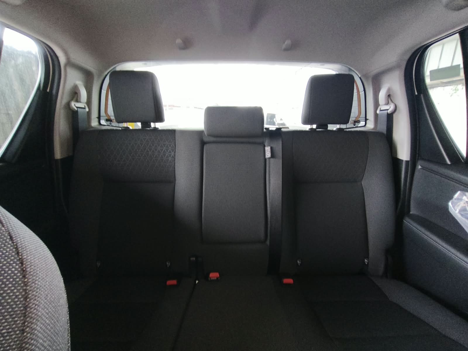 2026 TOYOTA HILUX DOUBLE CAB E 2.8 4WD Manual Transmission White image 15