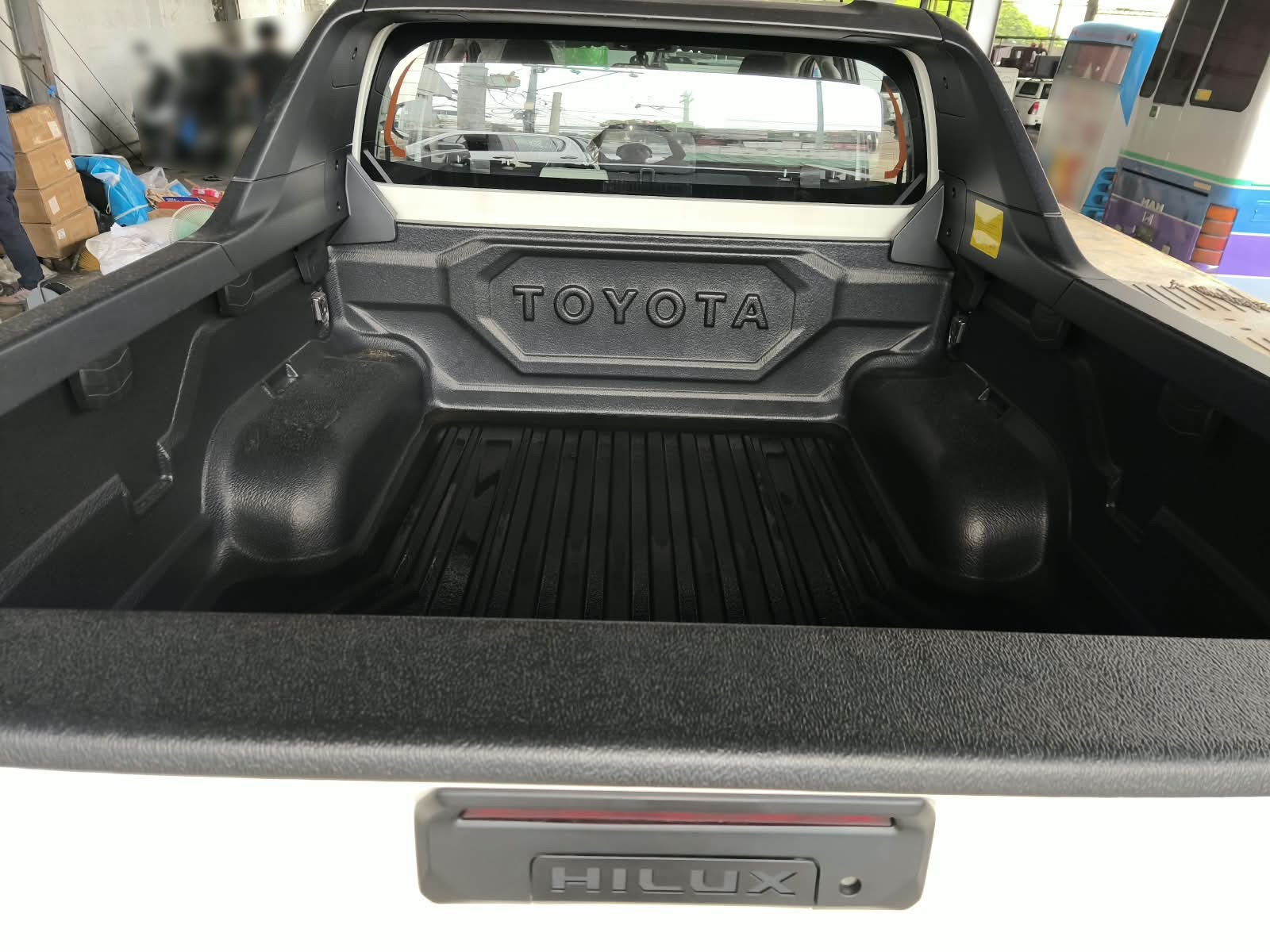 2026 TOYOTA HILUX DOUBLE CAB E 2.8 4WD Manual Transmission White image 17