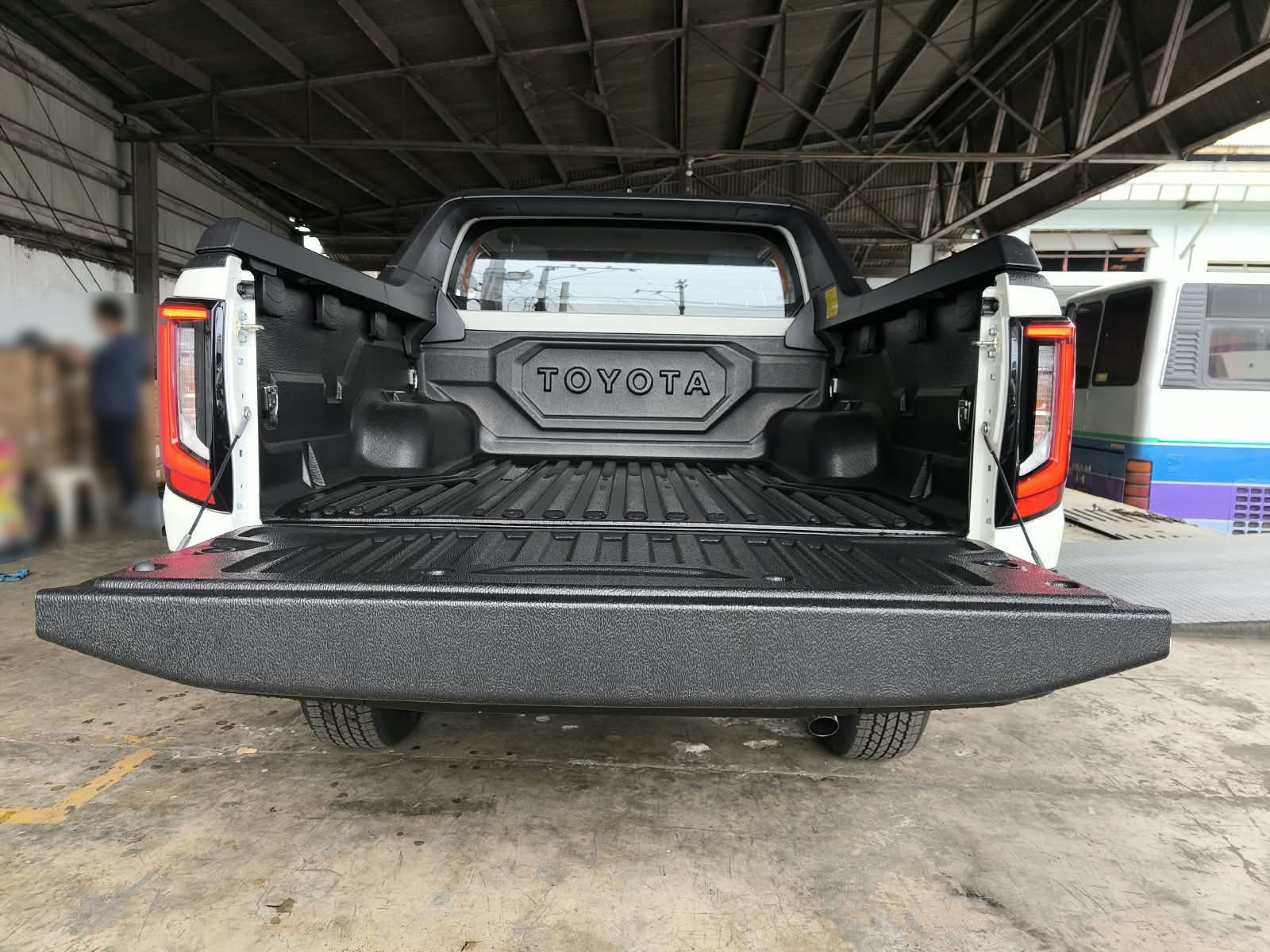 2026 TOYOTA HILUX DOUBLE CAB E 2.8 4WD Manual Transmission White image 18