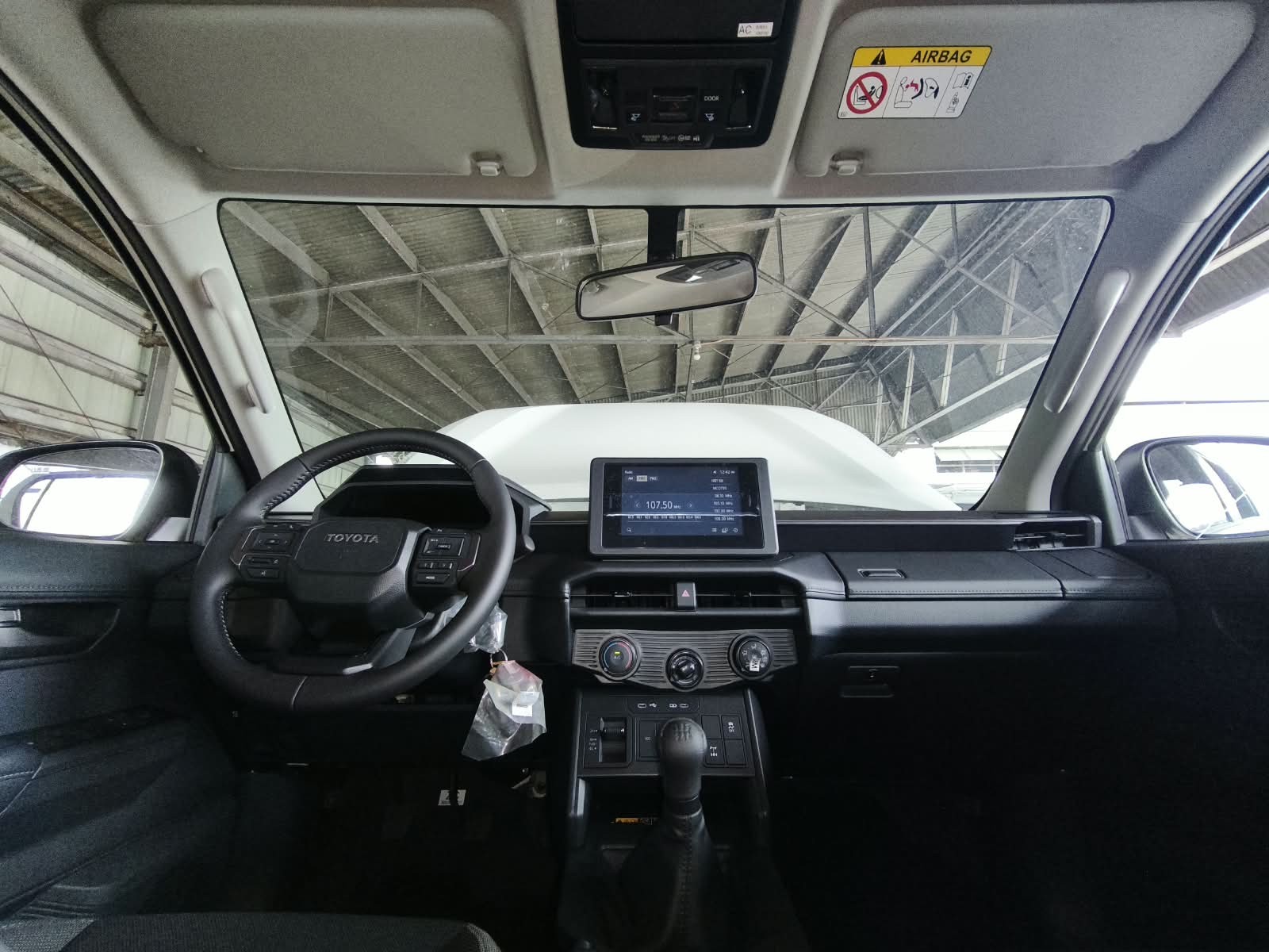 2026 TOYOTA HILUX DOUBLE CAB E 2.8 4WD Manual Transmission White image 21