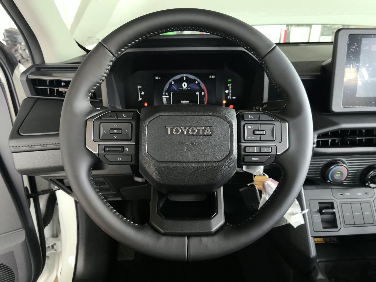 2026 TOYOTA HILUX DOUBLE CAB E 2.8 4WD Manual Transmission White image 22